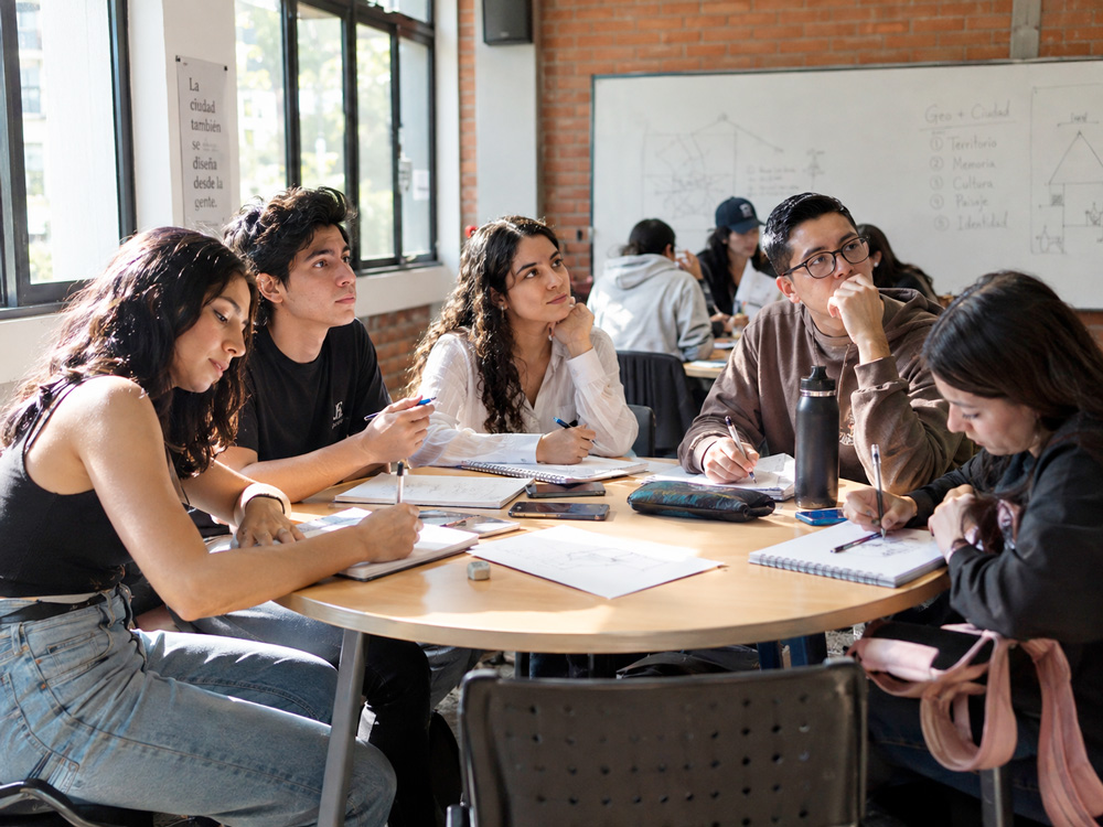 Estudiantes durante ejercicio de sonido y creatividad