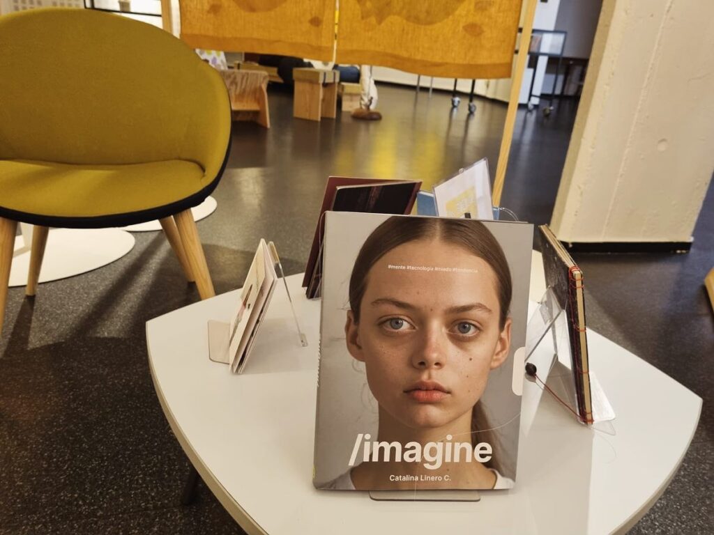 Libro imagine en exposición